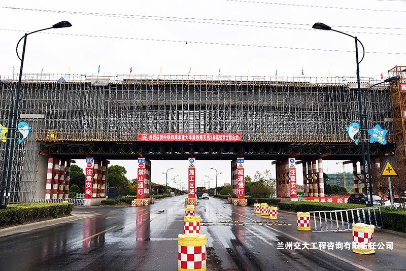 新建鐵路大豐港鐵路支線3標(biāo)連續(xù)梁全部合龍2-1.jpg
